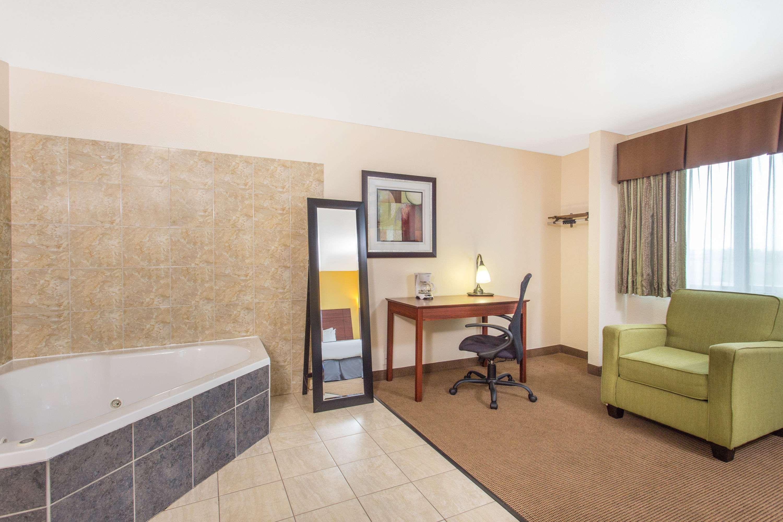 Hotel Baymont By Wyndham Dubuque Exterior foto