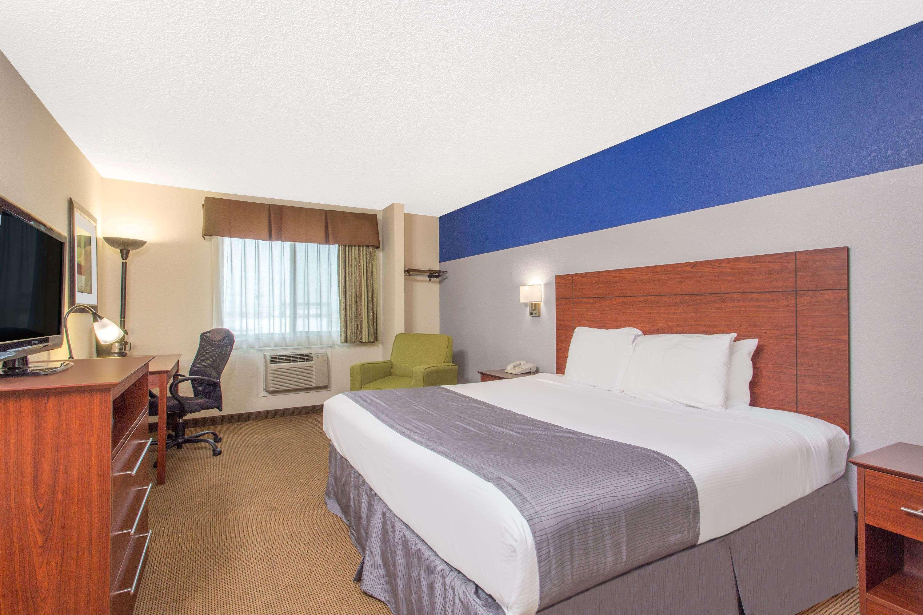 Hotel Baymont By Wyndham Dubuque Exterior foto