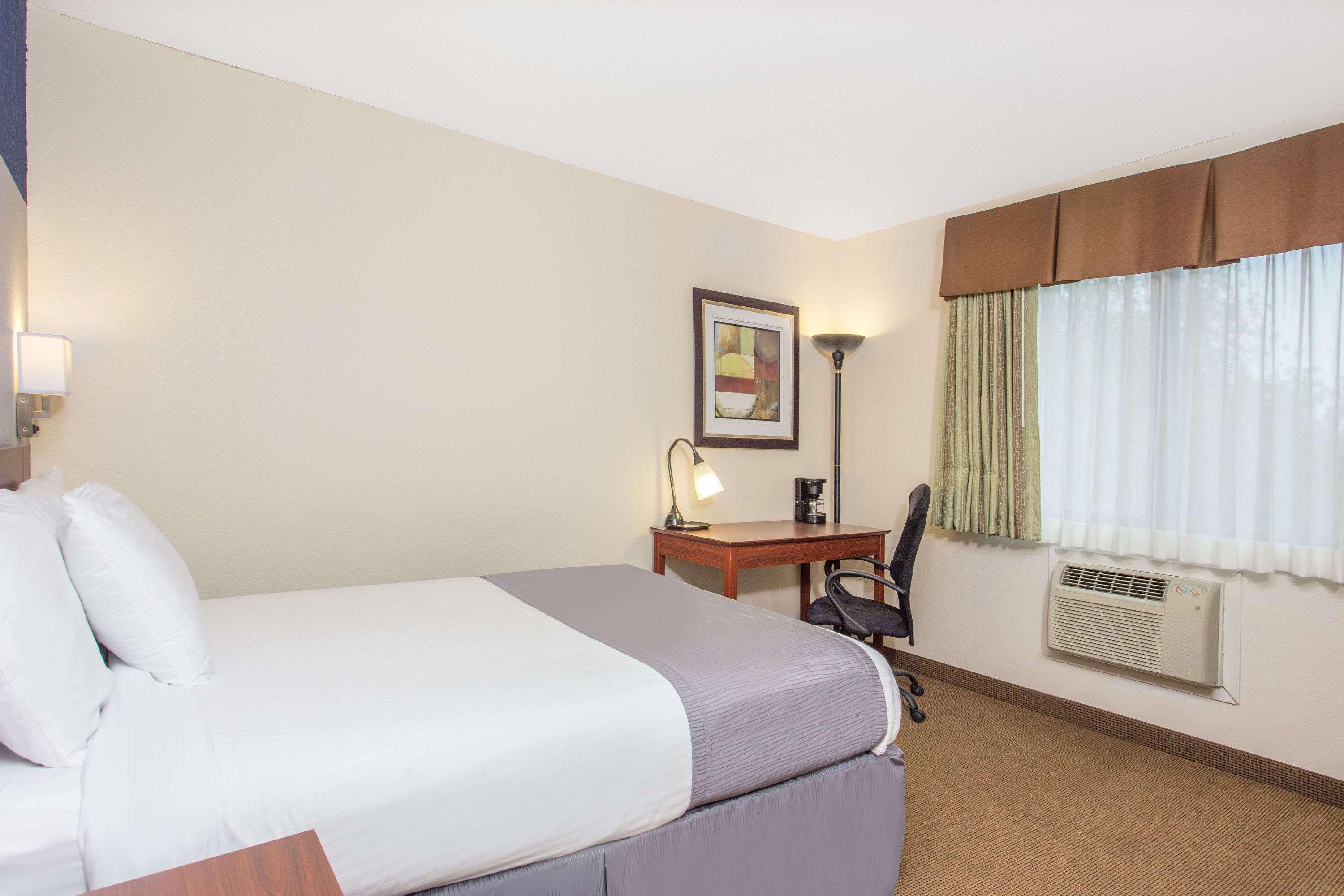 Hotel Baymont By Wyndham Dubuque Exterior foto