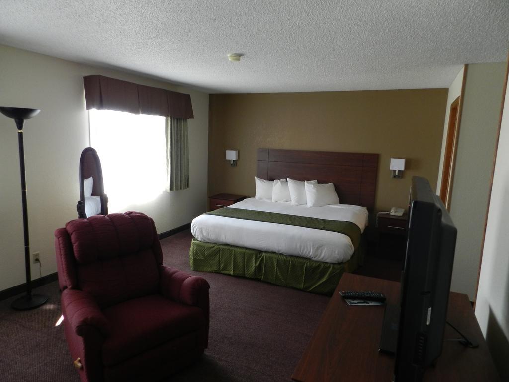 Hotel Baymont By Wyndham Dubuque Exterior foto